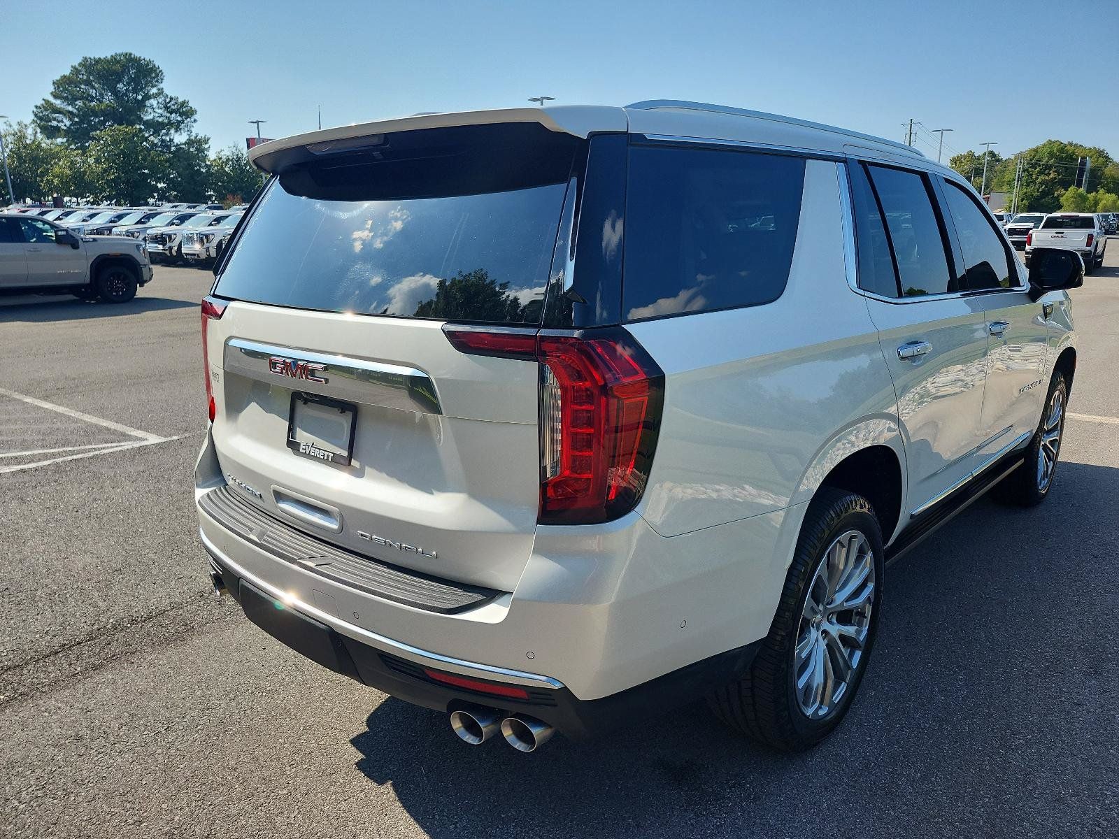 Used 2023 GMC Yukon Denali w/ Denali Reserve Package AWD/4WD image 3