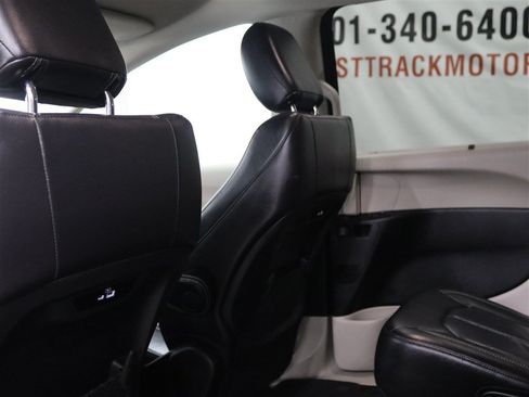 Used 2022 Chrysler Pacifica Touring-L FWD image 17