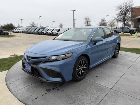 Used 2024 Toyota Camry SE image 3