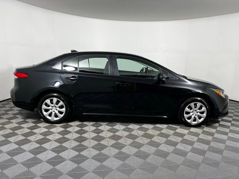Used 2025 Toyota Corolla LE image 4