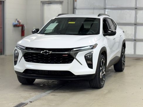 Used 2025 Chevrolet Trax RS image 3