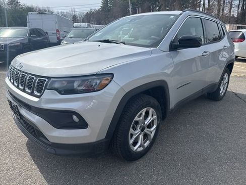 Used 2025 Jeep Compass Latitude image 3