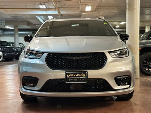 New 2026 Chrysler Pacifica Limited w/ Uconnect Theater Family Group image 8