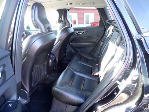 Used 2019 Volvo XC60 T5 Momentum w/ Multimedia Package image 9