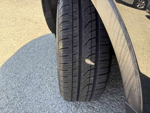 Used 2016 Ford Explorer XLT w/ Equipment Group 202A image 3