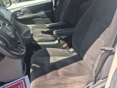 Used 2019 Dodge Grand Caravan SE FWD image 11