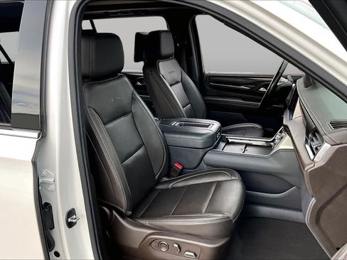 Used 2021 GMC Yukon XL Denali w/ LPO, Illumination Package AWD/4WD image 9