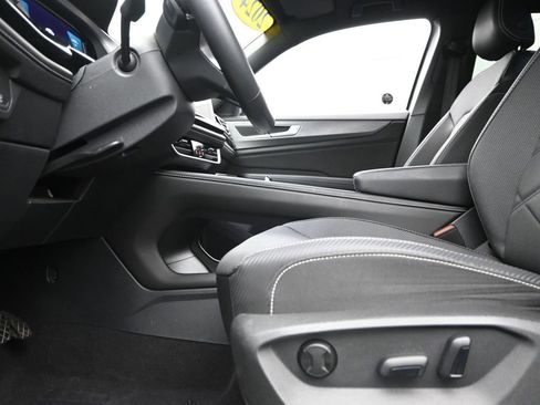 Used 2024 Volkswagen Atlas Cross Sport SE image 17