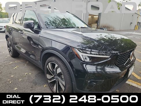 Used 2023 Volvo XC40 B5 Plus w/ Climate Package AWD/4WD image 1