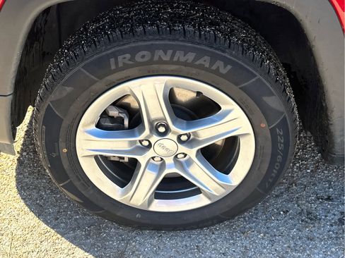 Used 2024 Jeep Compass Latitude image 11