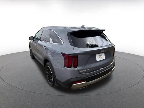 Used 2024 Kia Sorento S image 11