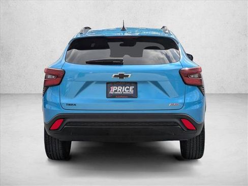 Used 2025 Chevrolet Trax RS w/ Sunroof Package FWD image 7