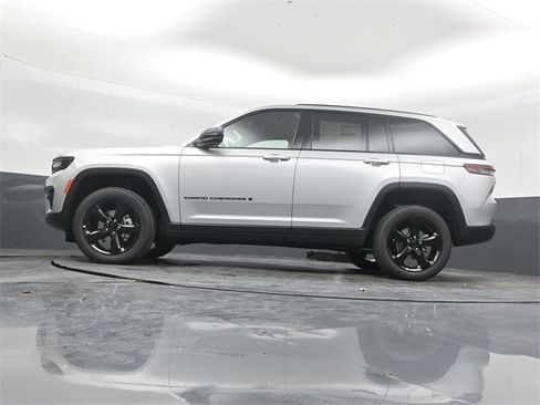 New 2025 Jeep Grand Cherokee Altitude image 41