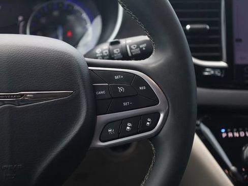 Used 2024 Chrysler Pacifica Touring-L FWD image 14