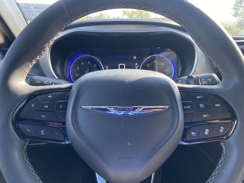 Used 2025 Chrysler Pacifica Limited FWD image 18