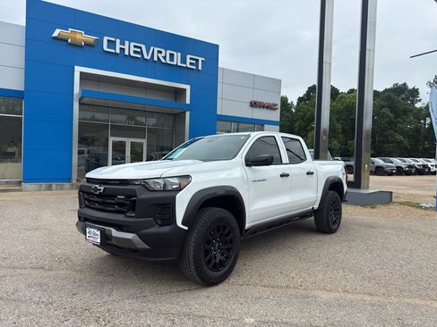 Used 2024 Chevrolet Colorado Trail Boss w/ Technology Package AWD/4WD image 11