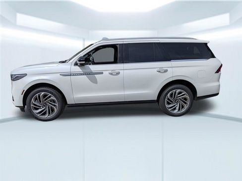 New 2026 Lincoln Navigator Reserve AWD/4WD image 17