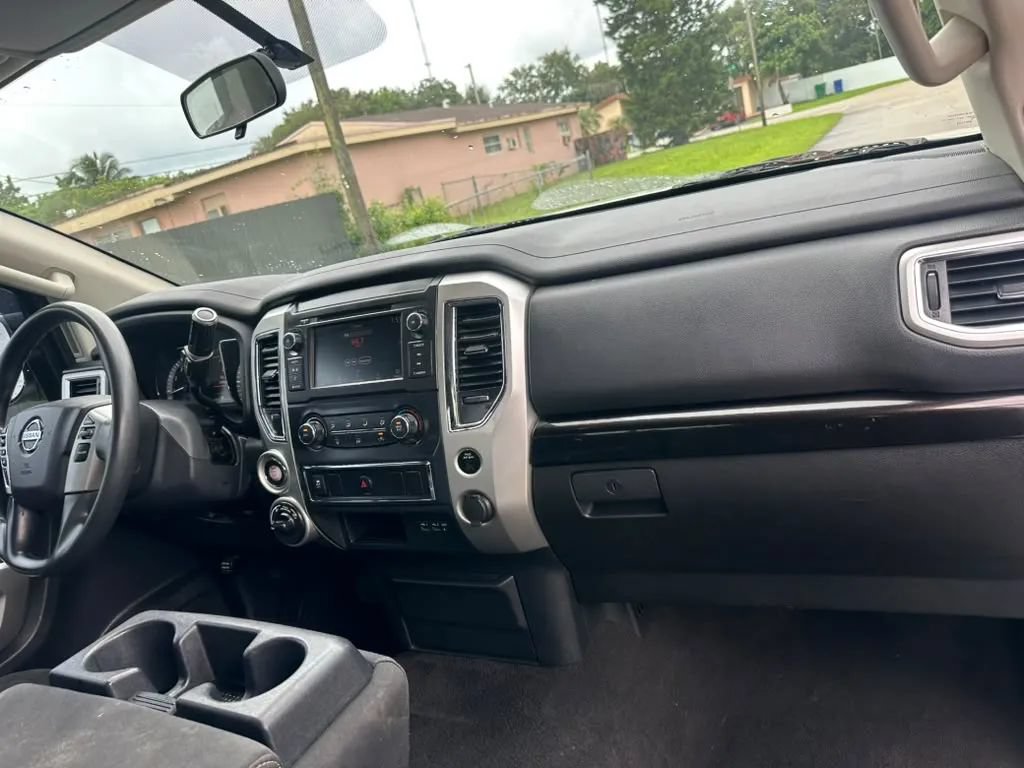 Used 2019 Nissan Titan SV AWD/4WD image 15