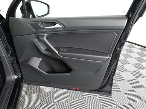 Used 2021 Volkswagen Tiguan SE w/ Panoramic Sunroof Package image 12