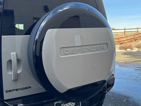 New 2026 Land Rover Defender 110 X-Dynamic SE image 30