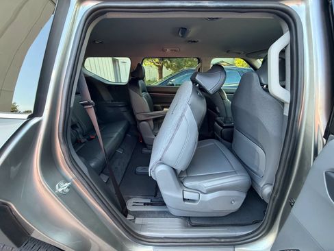 Used 2024 Kia EV9 Light Long Range RWD image 19