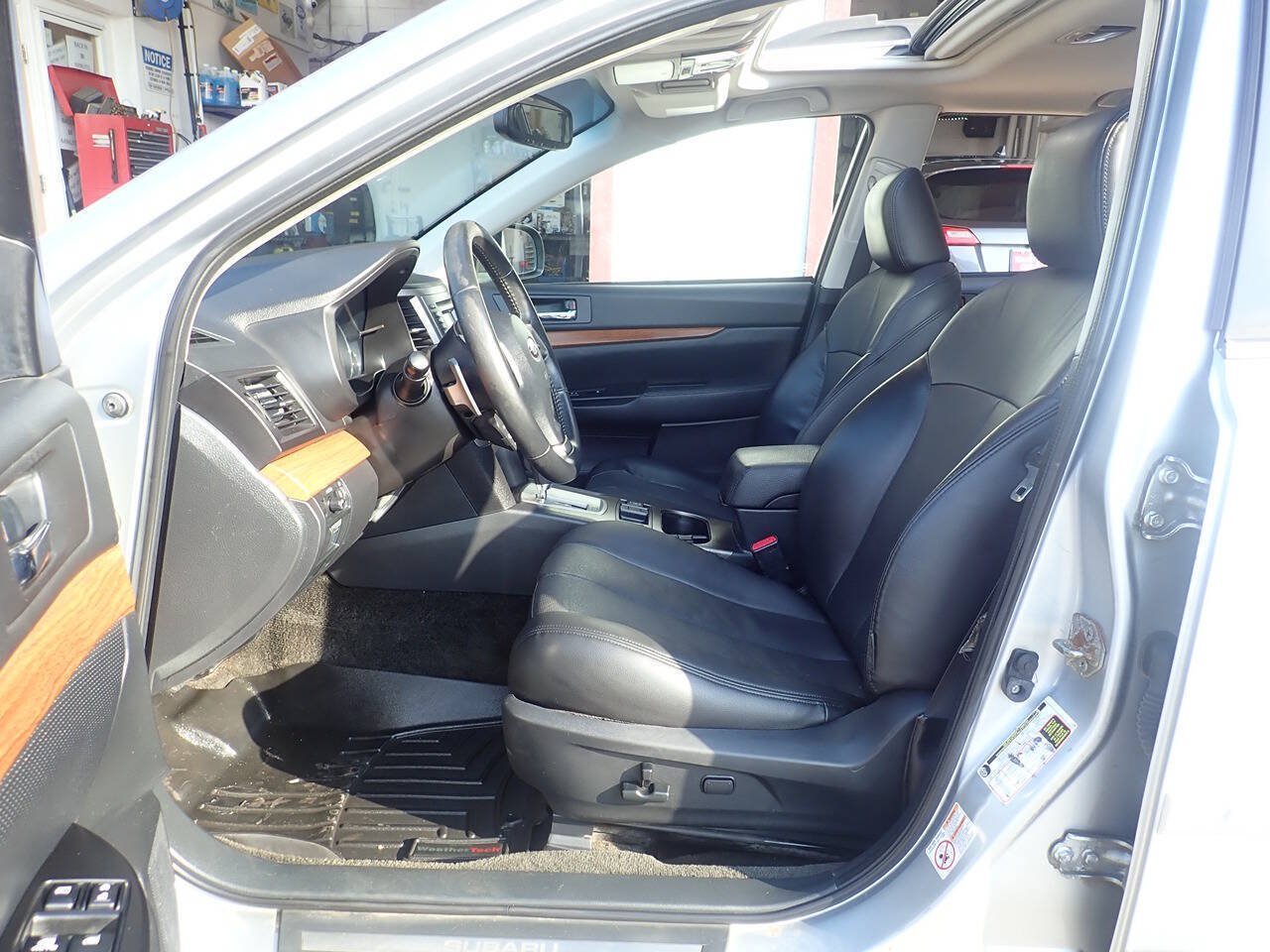 Used 2014 Subaru Outback 2.5i Limited w/ Moonroof Package AWD/4WD image 9