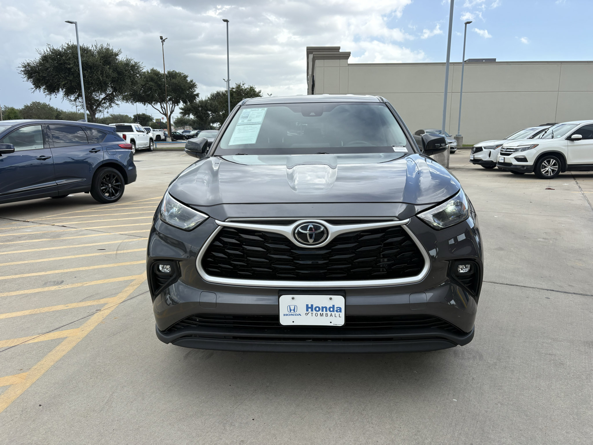 Used 2023 Toyota Highlander LE AWD/4WD image 3