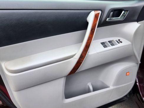 Used 2012 Toyota Highlander Limited w/ Tow Pkg image 6