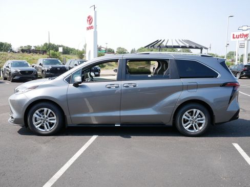 Used 2026 Toyota Sienna Limited FWD image 4