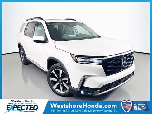 Used 2025 Honda Pilot Touring image 1