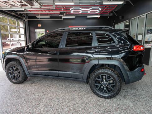 Used 2017 Jeep Cherokee Trailhawk image 2