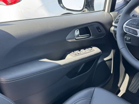 New 2026 Chrysler Pacifica Select image 17