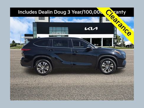 Used 2022 Toyota Highlander XLE AWD/4WD image 1