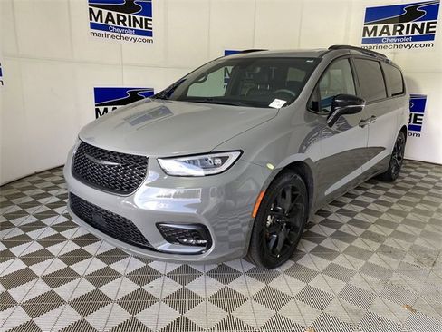 Used 2025 Chrysler Pacifica Limited image 11