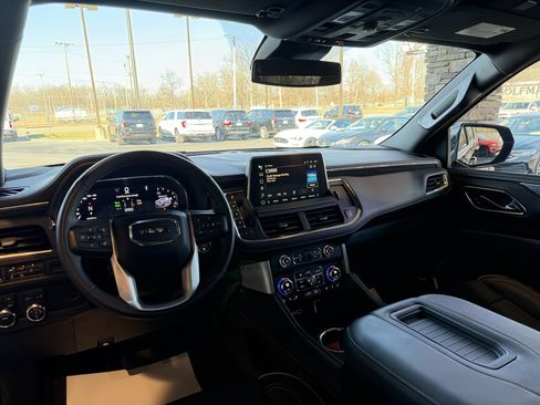 Used 2023 GMC Yukon XL SLT w/ SLT Luxury Package image 2