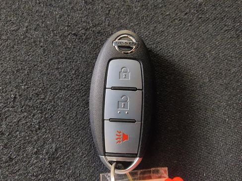 Used 2017 Nissan Titan SV image 32