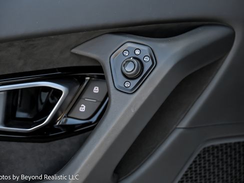 Used 2021 Lamborghini Huracan EVO image 22