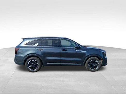 Used 2024 Kia Sorento S image 6