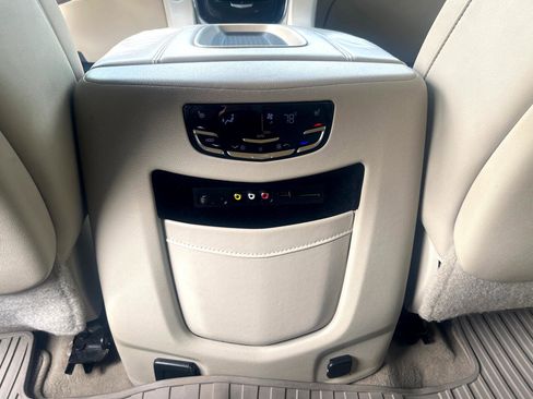 Used 2015 Cadillac Escalade Luxury image 15