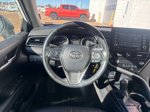 Used 2023 Toyota Camry SE image 4