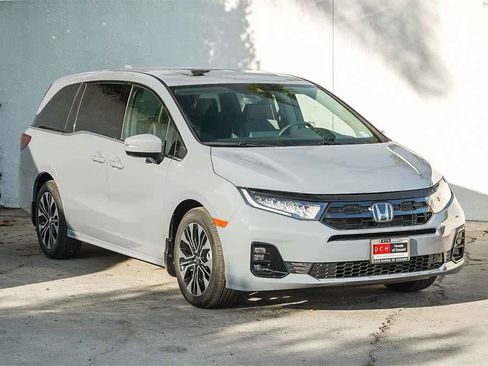 New 2026 Honda Odyssey Elite image 3