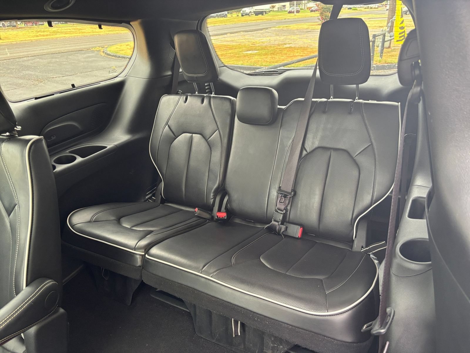 Used 2025 Chrysler Pacifica Limited FWD image 33
