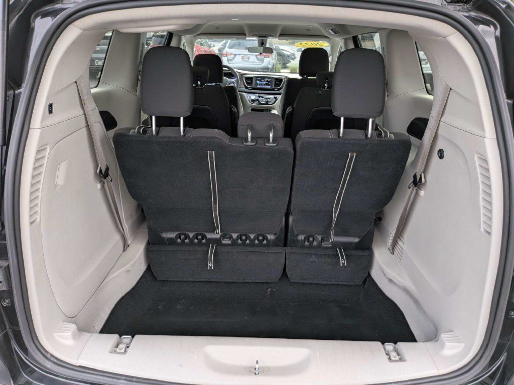 Used 2022 Chrysler Voyager LX FWD image 14