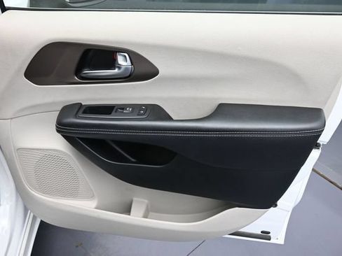 Used 2022 Chrysler Voyager LX FWD image 30