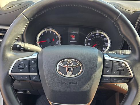 Used 2021 Toyota Highlander LE AWD/4WD image 26