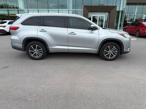 Used 2017 Toyota Highlander XLE FWD image 4