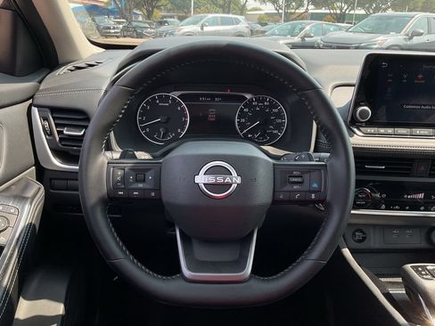 Used 2025 Nissan Rogue SV w/ SV Premium Package FWD image 30