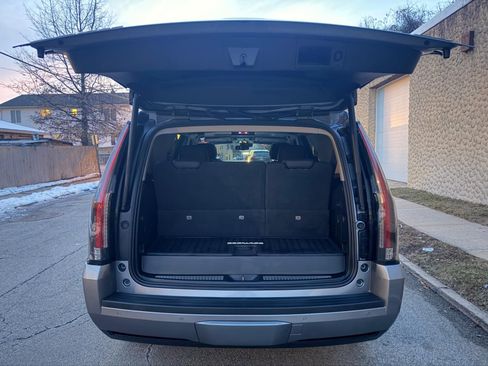 Used 2018 Cadillac Escalade Premium Luxury image 12