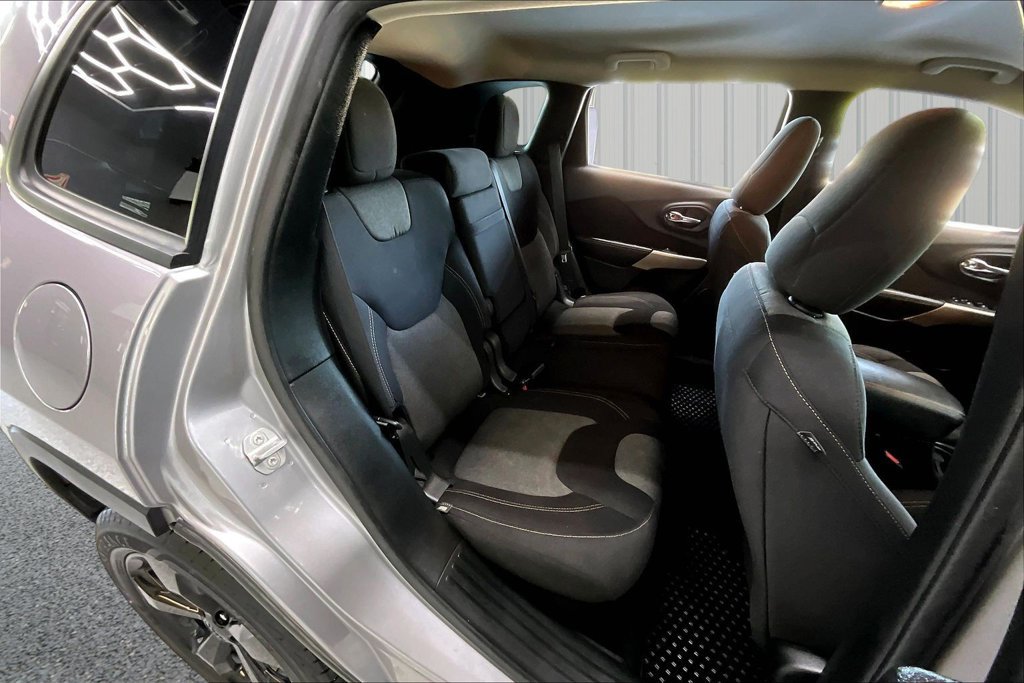 Used 2018 Jeep Cherokee Latitude w/ Altitude Package AWD/4WD image 25