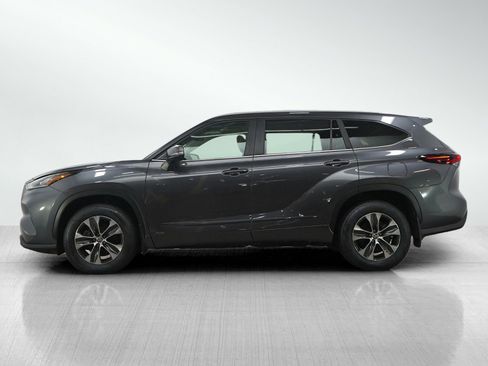 Used 2025 Toyota Highlander XLE AWD/4WD image 2